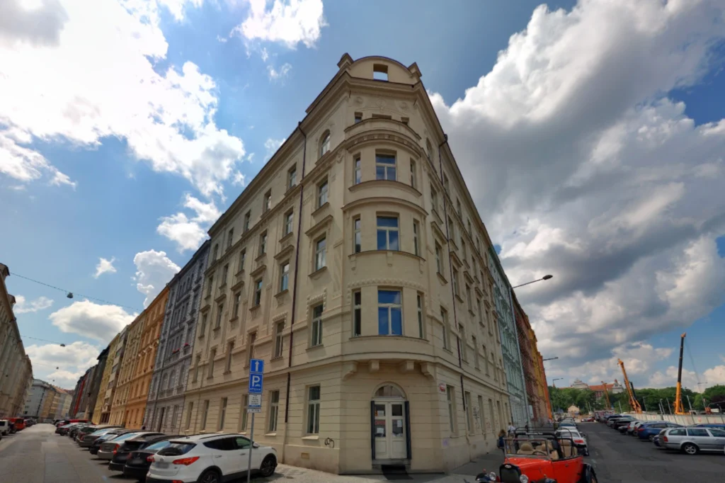Budova zvenku (mapy.com)